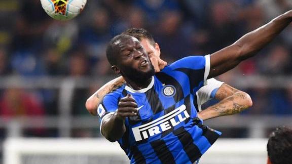 San D’Ambrosio patrono di Milano: l’Inter vola Cinque vittorie su cinque, Lazio spreca troppo