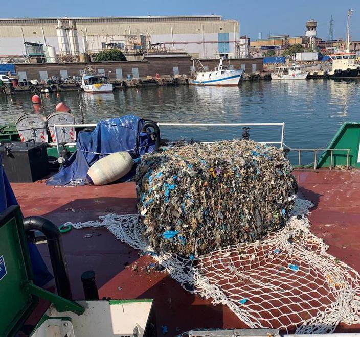 «Sulle ecoballe disperse in mare Regione disposta a collaborare» 