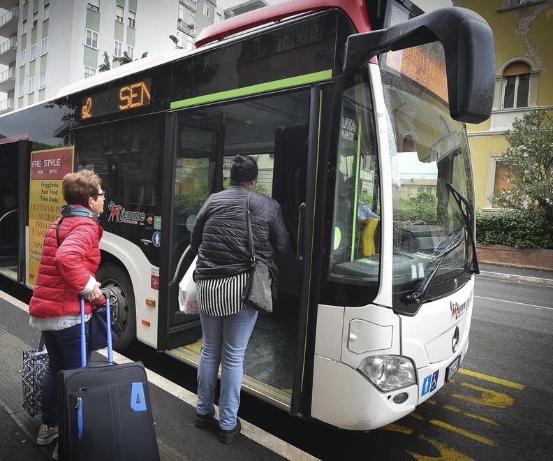 Biglietti del bus scaduti «Oltre al nuovo ticket una multa da 40 euro» 