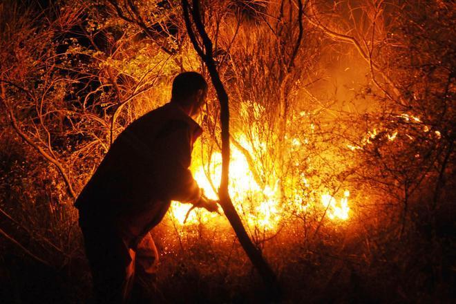 Buti, tornano a casa le famiglie evacuate per l'incendio 