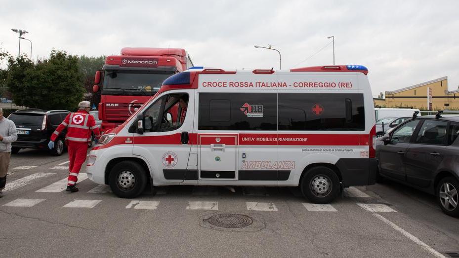 Schiacciato da un bancale grave un operaio di 50 anni