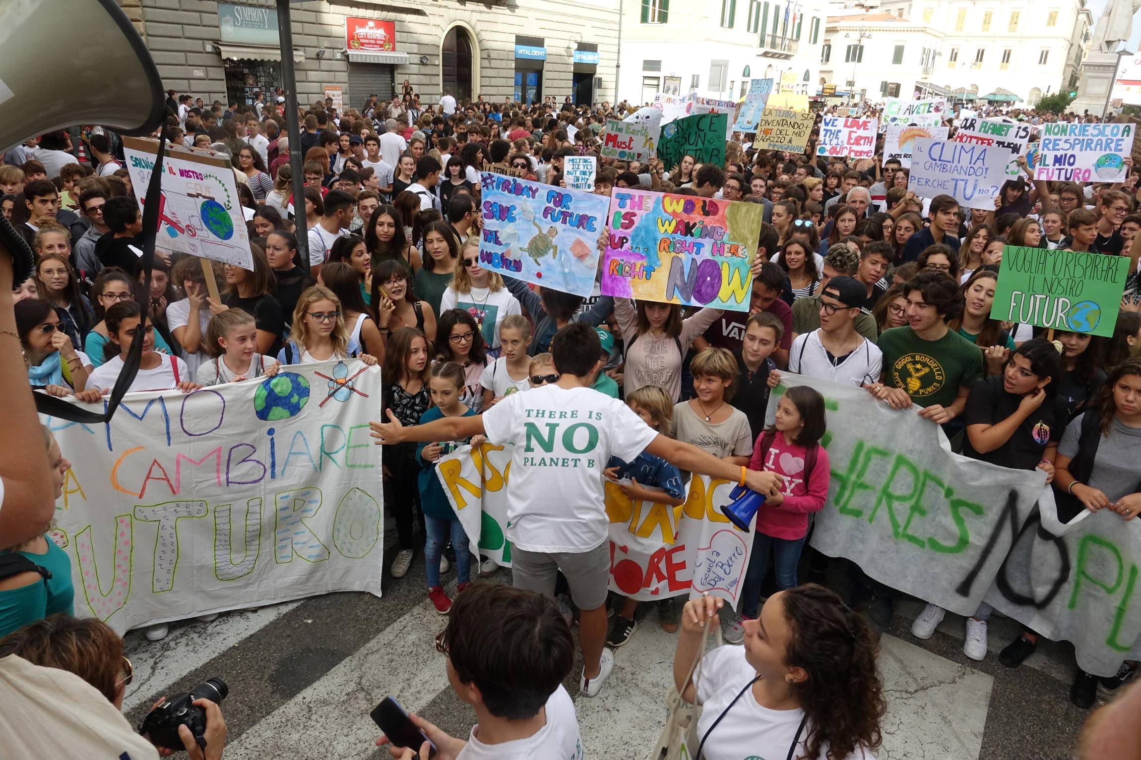 Migliaia di studenti a Livorno in corteo per l'ambiente 