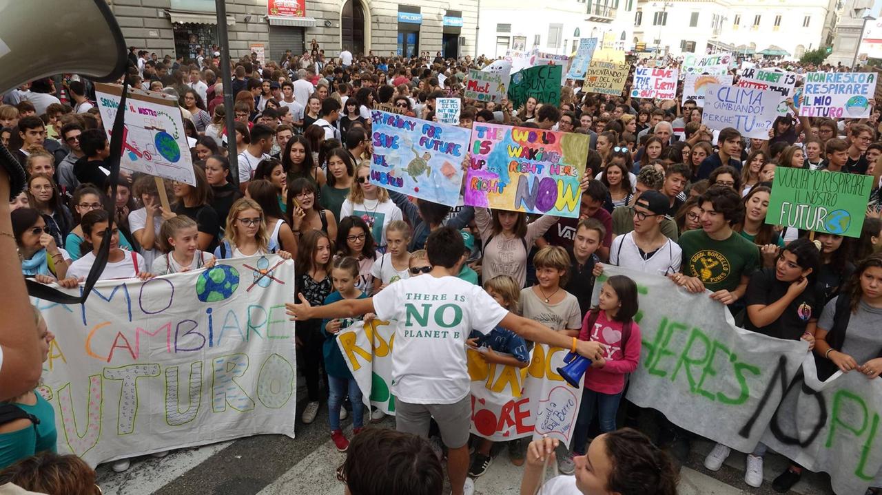 Migliaia di studenti a Livorno in corteo per l'ambiente