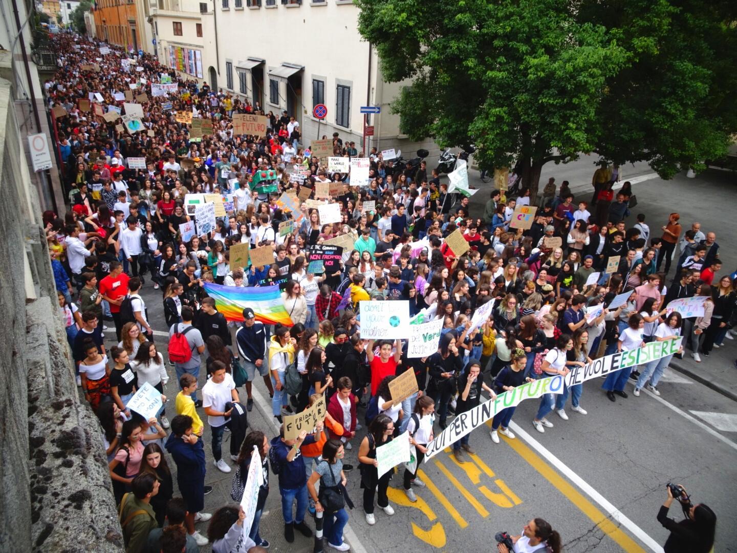 Il corteo degli studenti per le vie del centro di Pistoia (foto Lorenzo Gori)