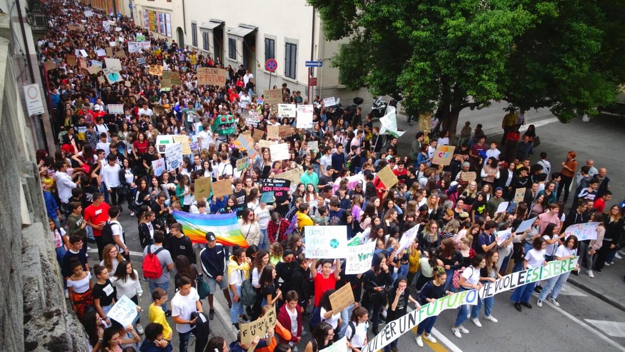 Il corteo degli studenti per le vie del centro di Pistoia (foto Lorenzo Gori)
