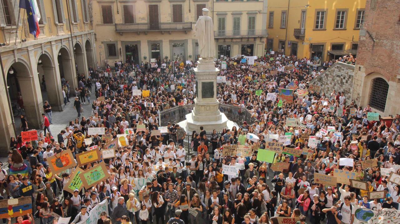 La manifestazione in piazza del Comune a Prato (foto Batavia)