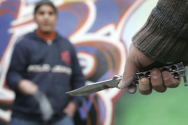 Estrae un coltello a forbice davanti a un compagno, denunciato uno studente