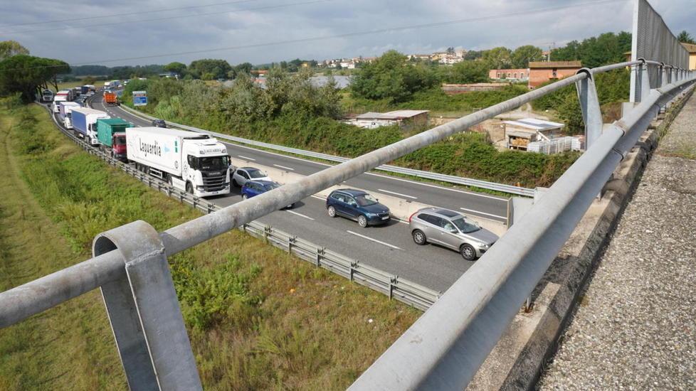 Il ponte sulla Fi-Pi-Li da cui sono venuti giù i calcinacci finiti sull’auto di una donna di Ponsacco (Foto Franco Silvi)