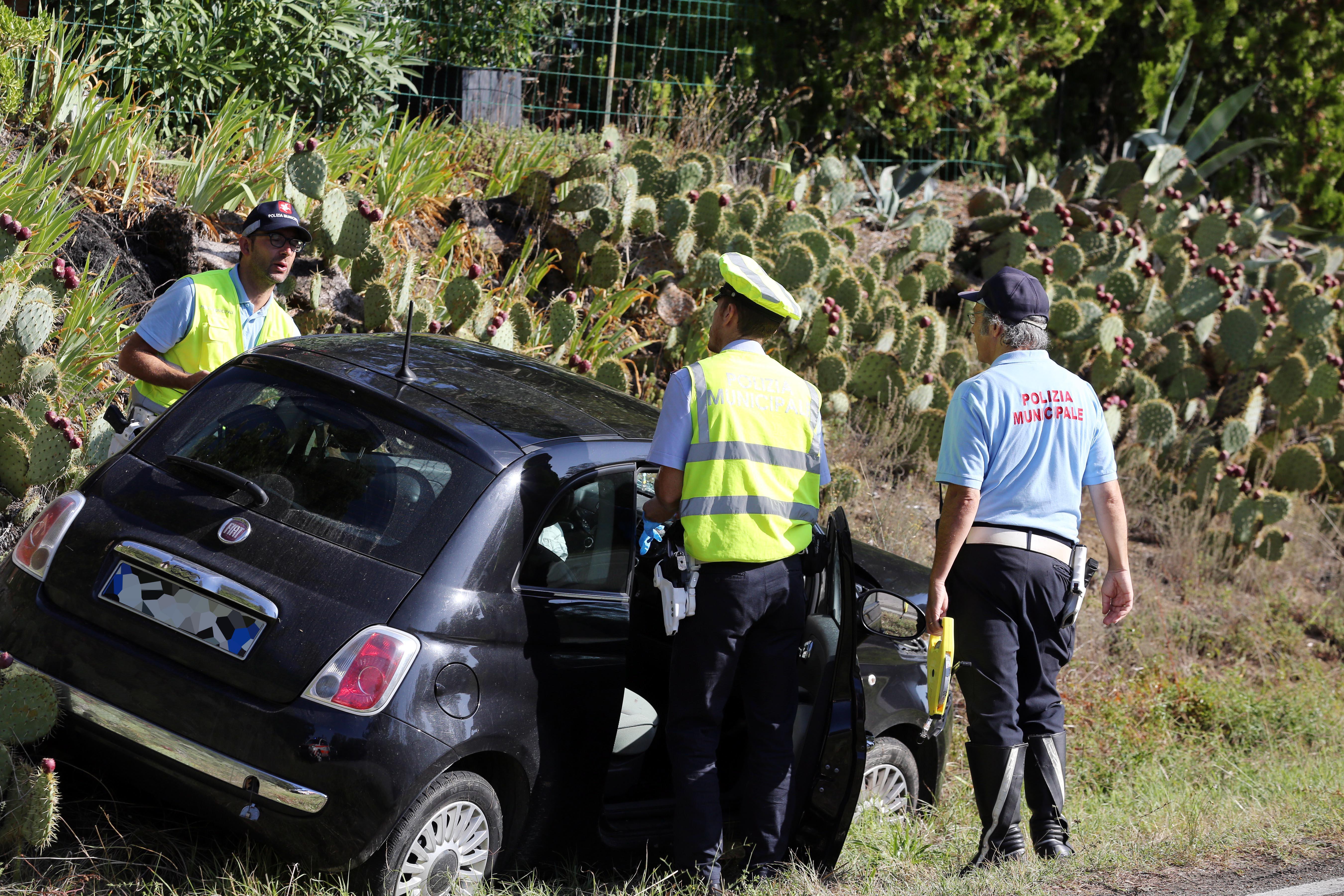 La Polizia municipale intorno all'auto della giovane finita fuori strada dopo lo scontro