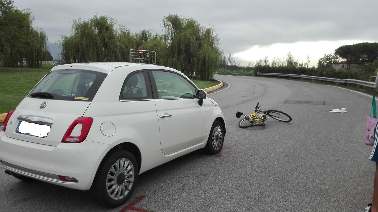 La bici sull'asfalto della rotatoria sulla Montalese e la Fiat 500 dopo l'investimento