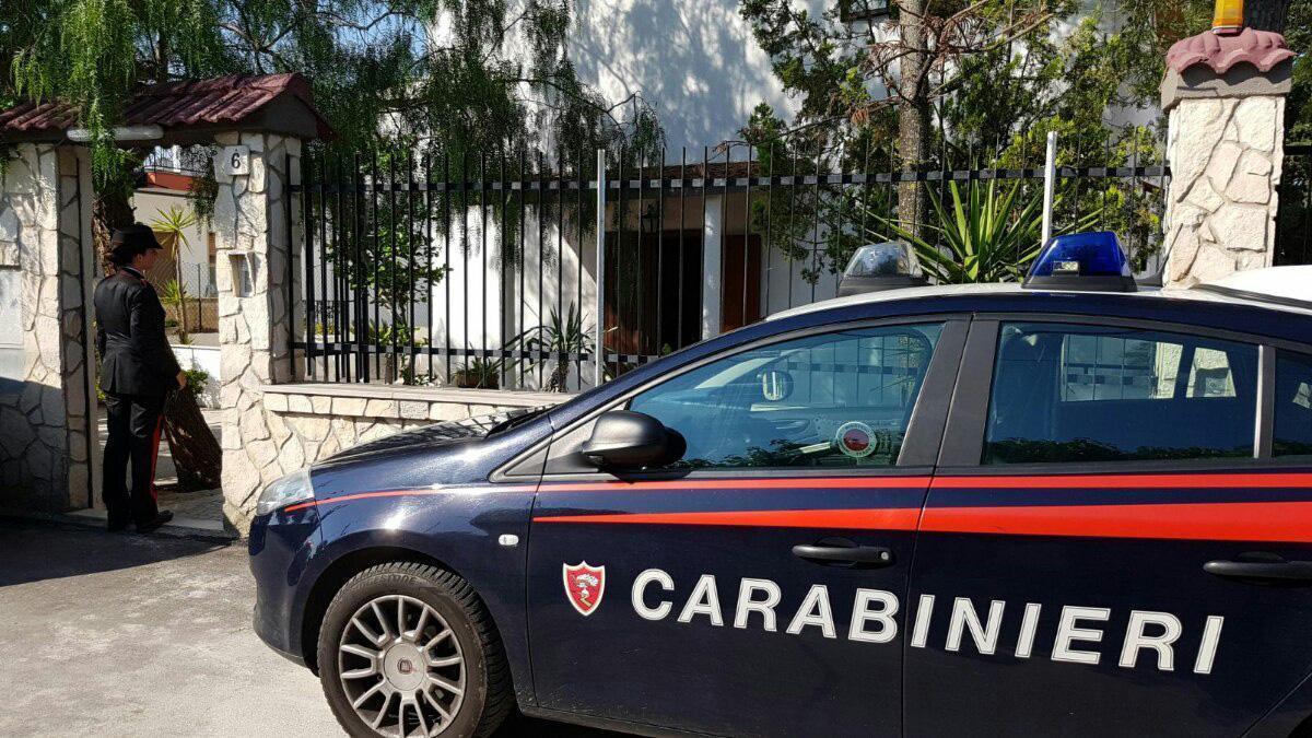 Una pattuglia dei carabinieri (foto d'archivio)