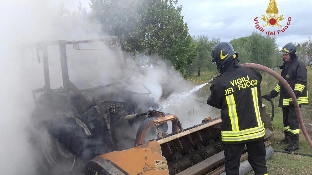 Incendio distrugge un trattore