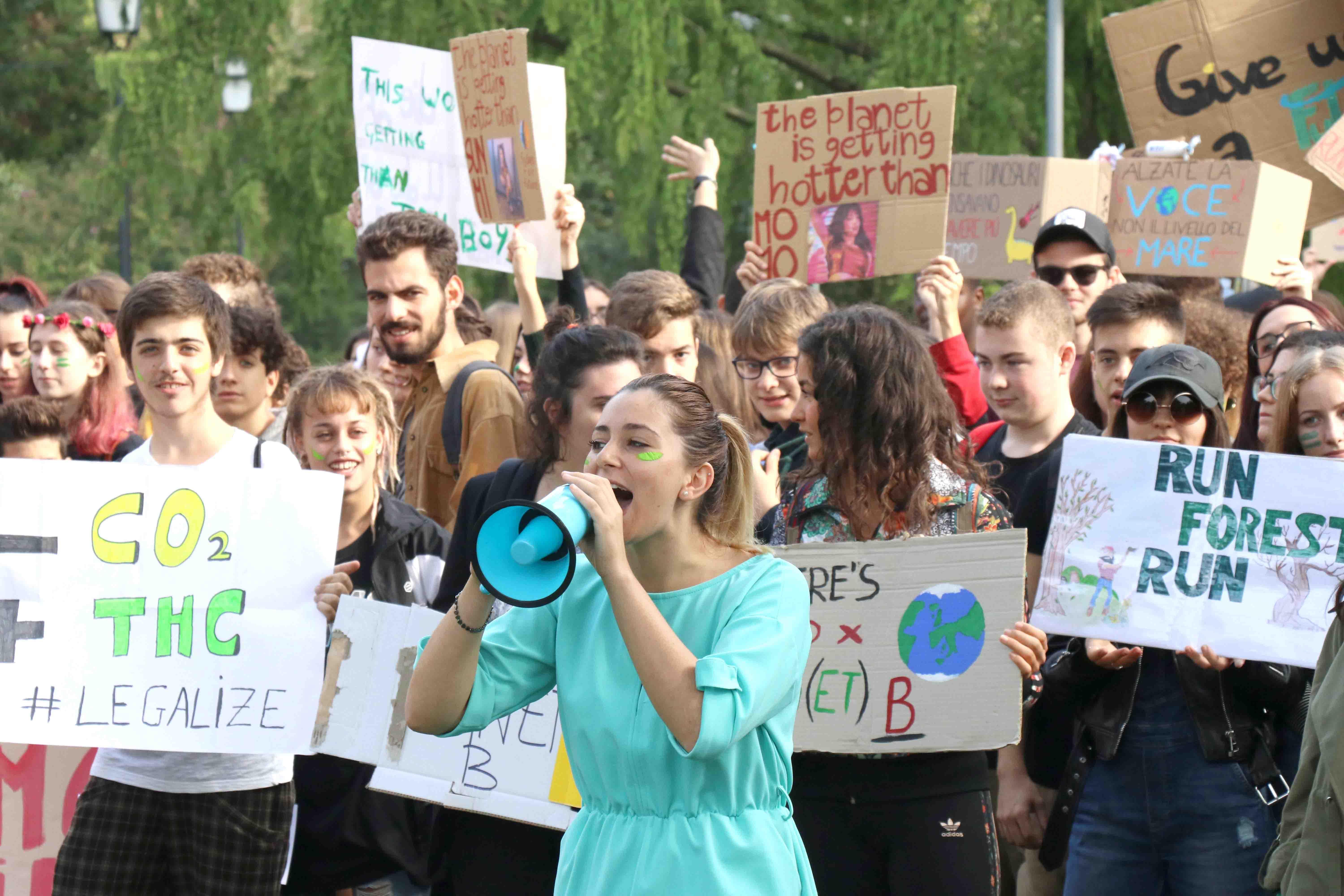 Tanti ragazzi in corteo a difesa dell'ambiente