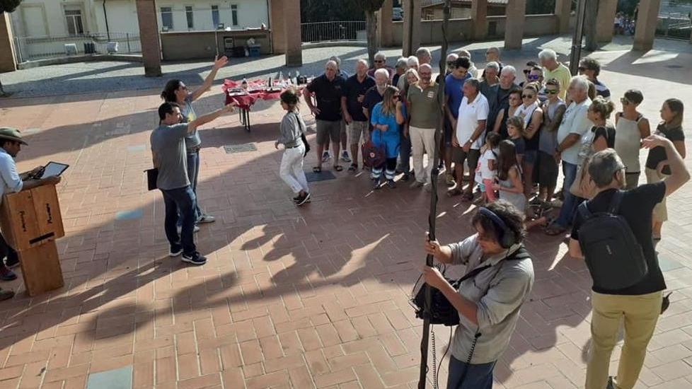Le prime riprese che sono state fatte con la popolazione di Gabbro (foto Giovanni Bracci)