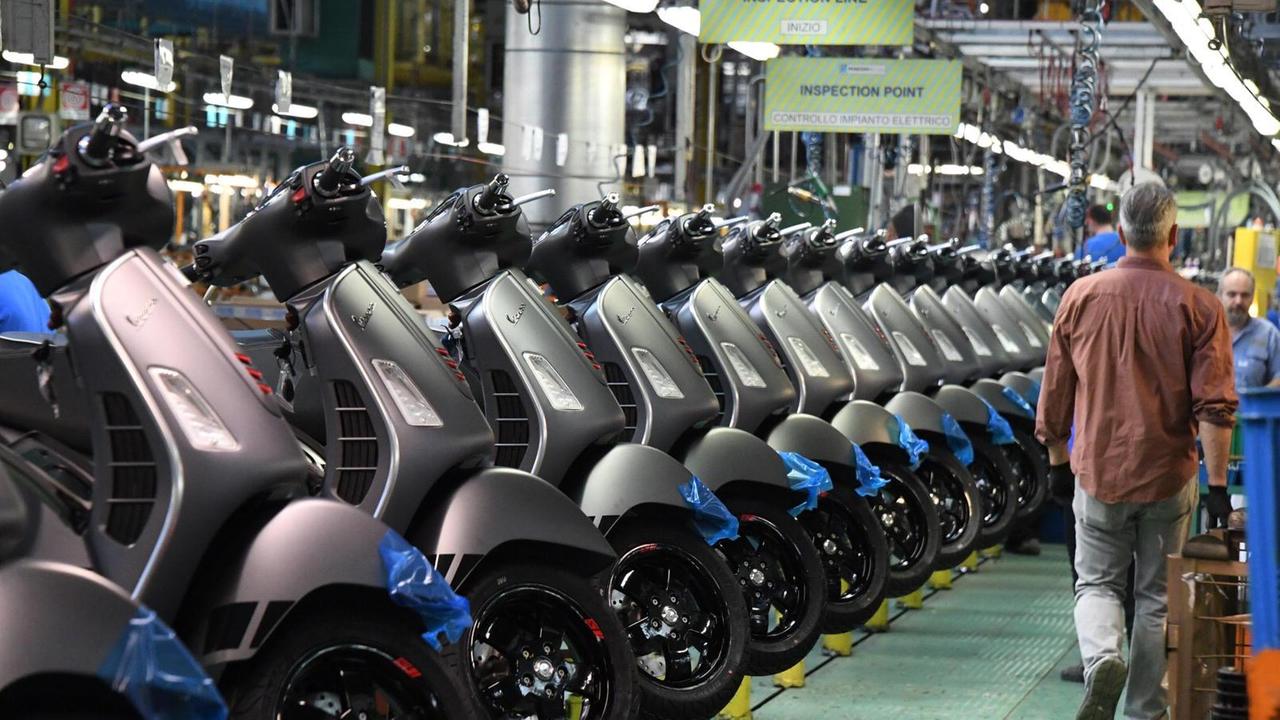Operai lavoratori all'interno dello stabilimento Piaggio