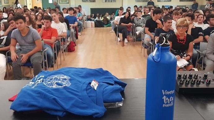 Bottiglie di plastica addio arrivano 350 borracce per gli studenti
