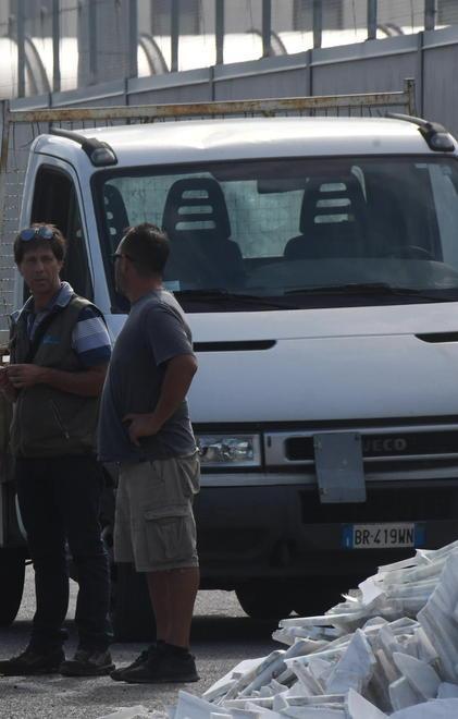 Camion perde lastre di marmo in viale Zaccagna