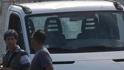 Camion perde lastre di marmo in viale Zaccagna