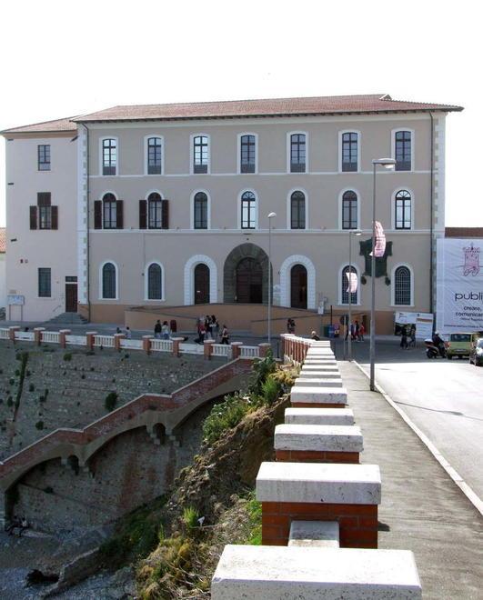 Un ascensore in piazza Bovio per scendere in spiaggia 