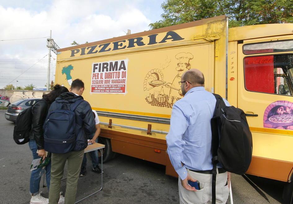Stop agli ambulanti del cibo a ridosso dei poli universitari 