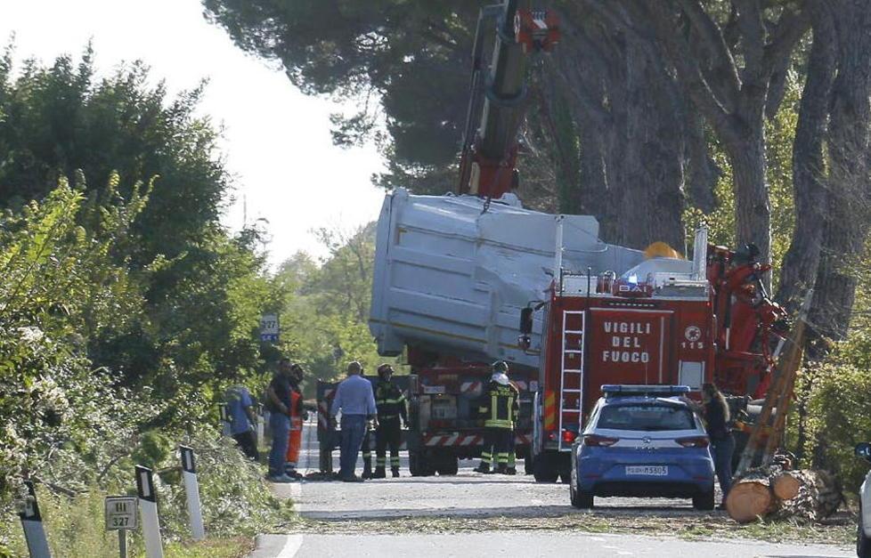 Rimorchio in mezzo alla strada Aurelia chiusa e traffico in tilt 