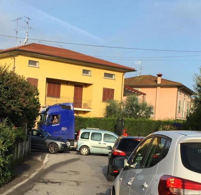 Tir si incastra tra le case a Castel dei Fedi 
