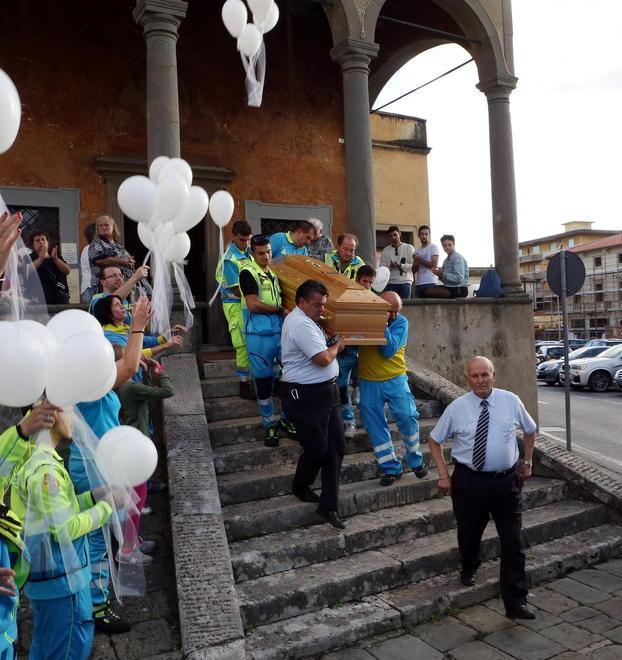 Una fiaccolata per ricordare la giovane suicida 