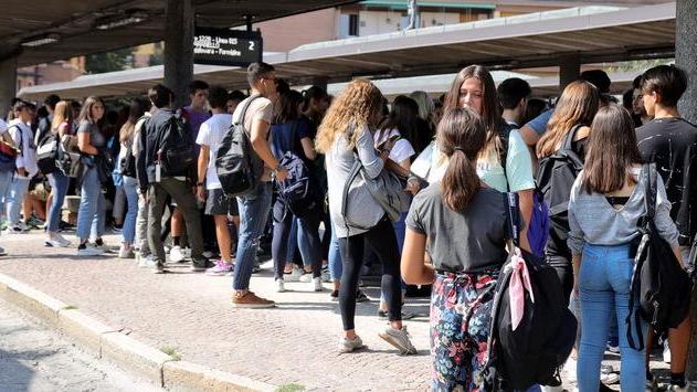 «Tutti fuori alle 13? Tecnici, professionali e licei hanno ore diverse»
