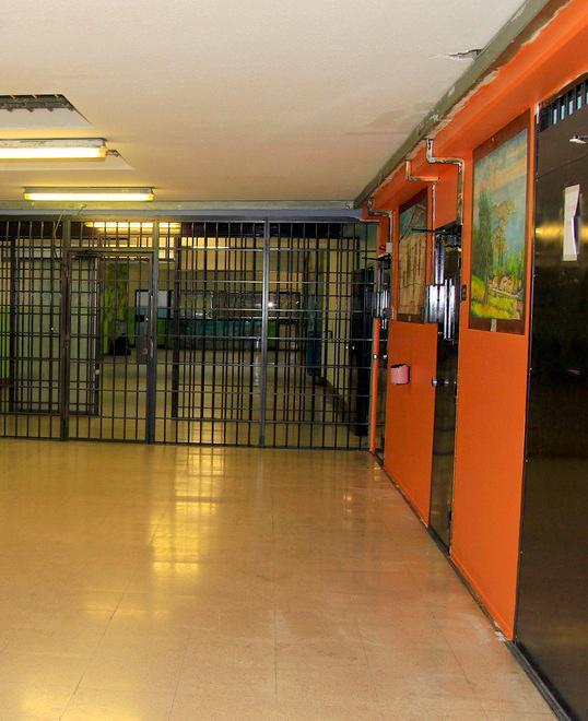Detenuto tenta di togliersi la vita