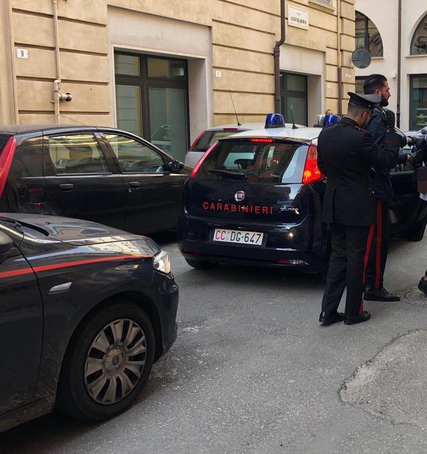 Per evitare lo sfratto tenta di barricarsi brandendo un coltello 