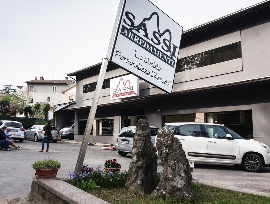 Cento anni di mobili Sassi «Da qui non ce ne andiamo» 