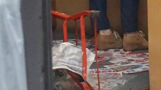 Precipita dalla scala e fa un volo di 4 metri