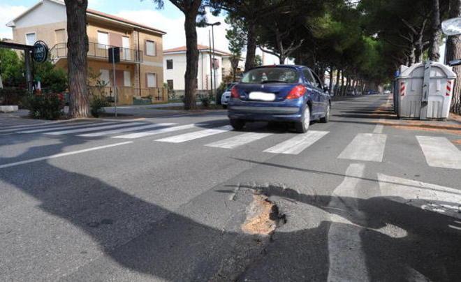 L’estate bussa: si asfalta viale della Repubblica 