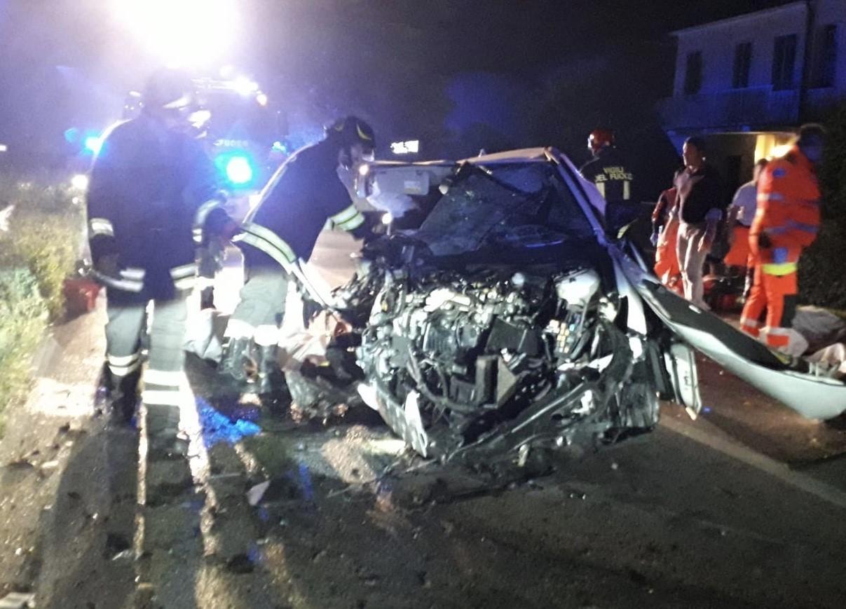 Schianto nella notte, morti tre ragazzi tra i 21 e i 29 anni. Si salva solo il conducente dell'auto: aveva bevuto, indagato per omicidio stradale 