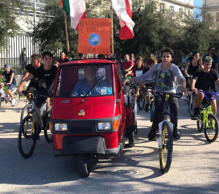 La protesta dei ragazzi alle Ghiaie (foto servizio di Gio' Di Stefano)