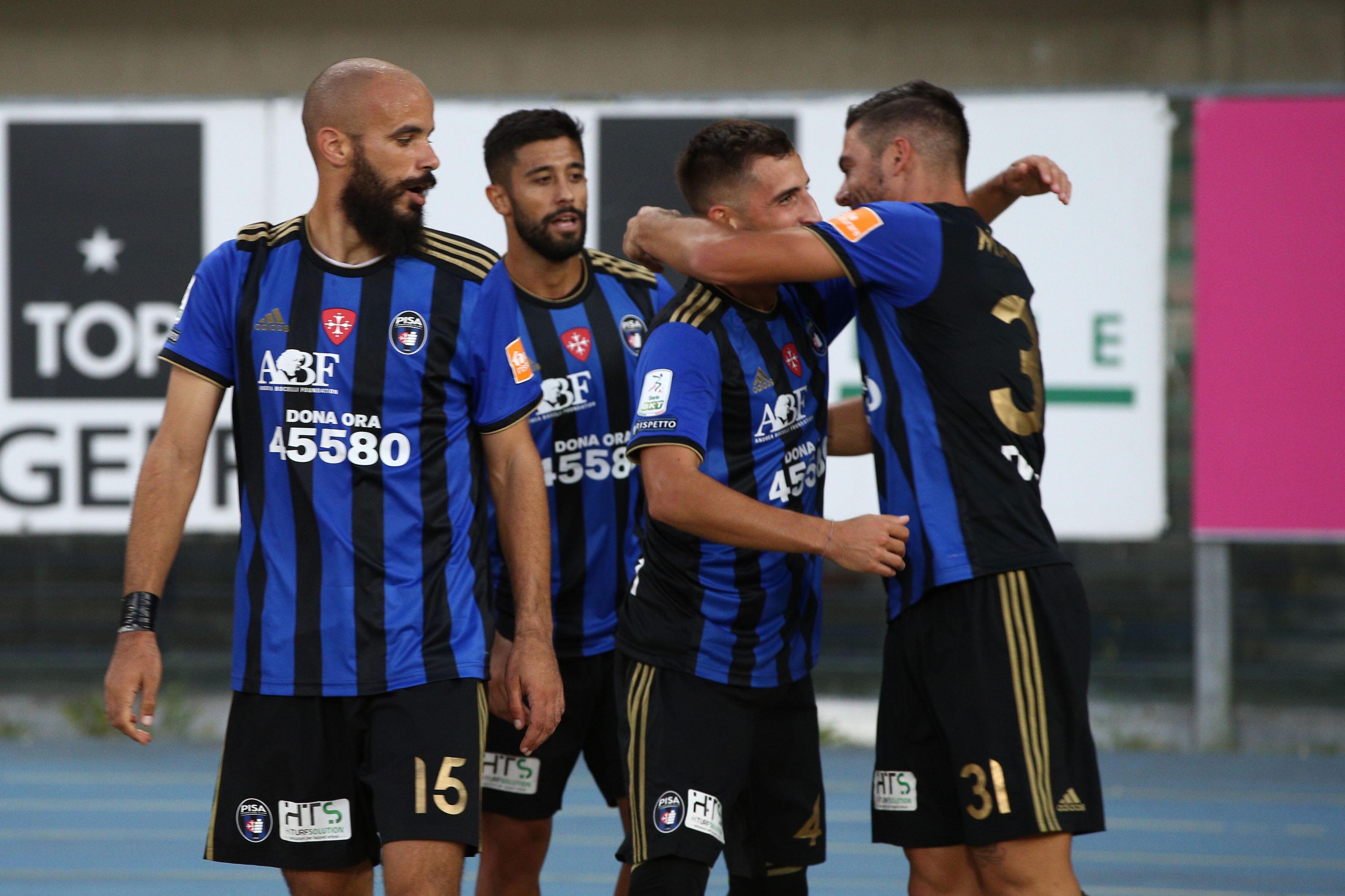 Marconi-gol abbracciato dai compagni