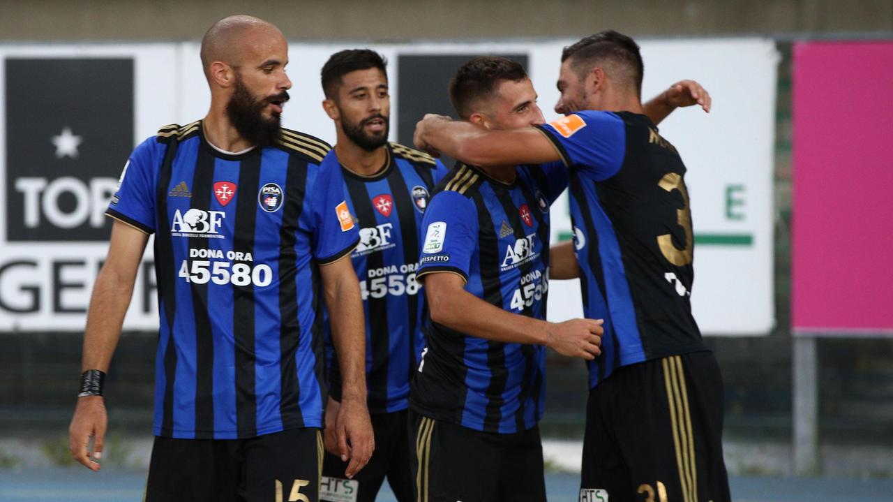 Marconi-gol abbracciato dai compagni