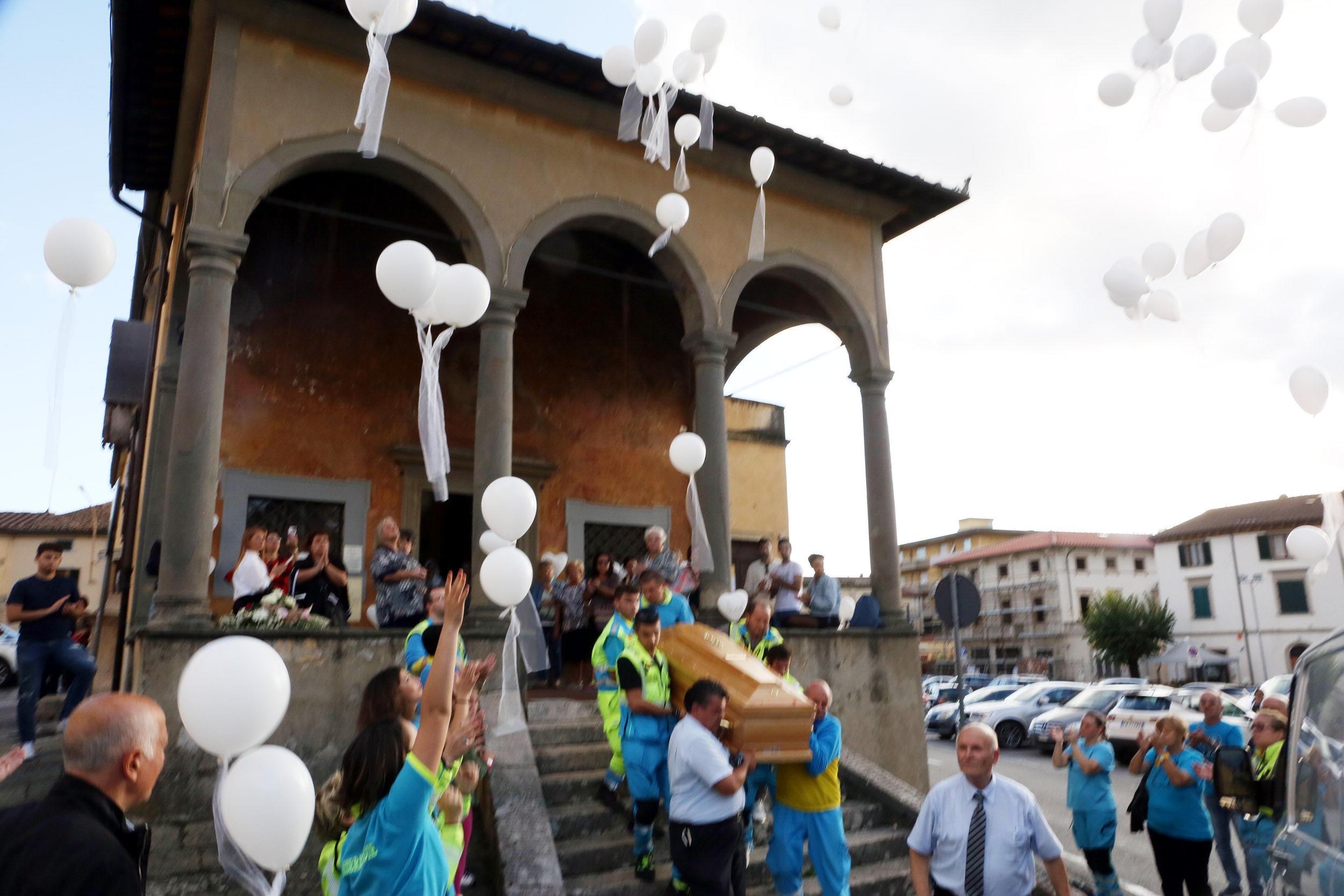 L'addio alla studentessa suicida