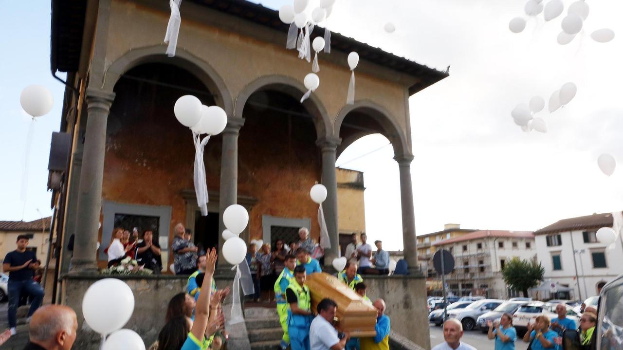 L'addio alla studentessa suicida