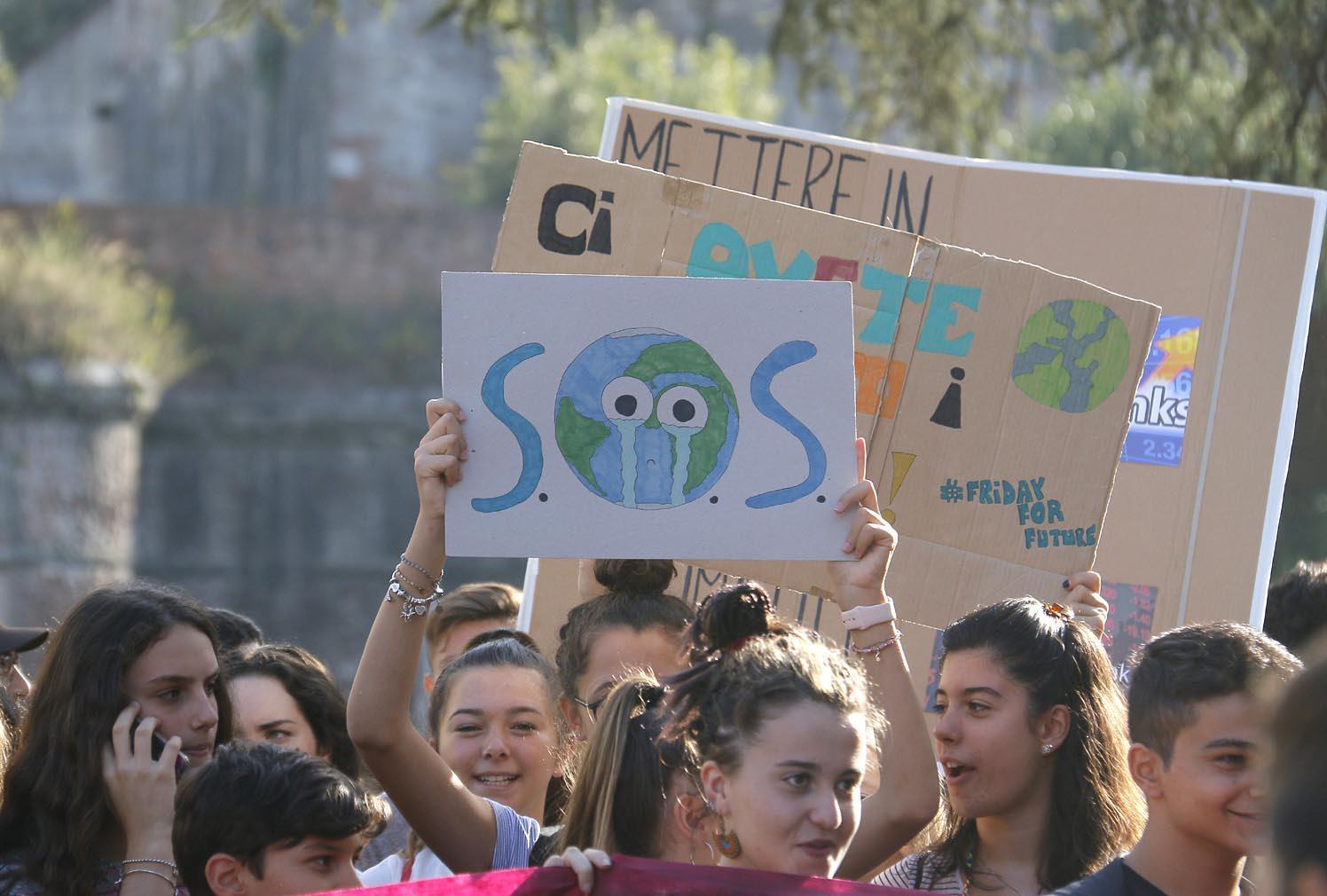 Studenti e striscioni per l'ambiente venerdì 27 settembre 2019 nelle strade di Pisa