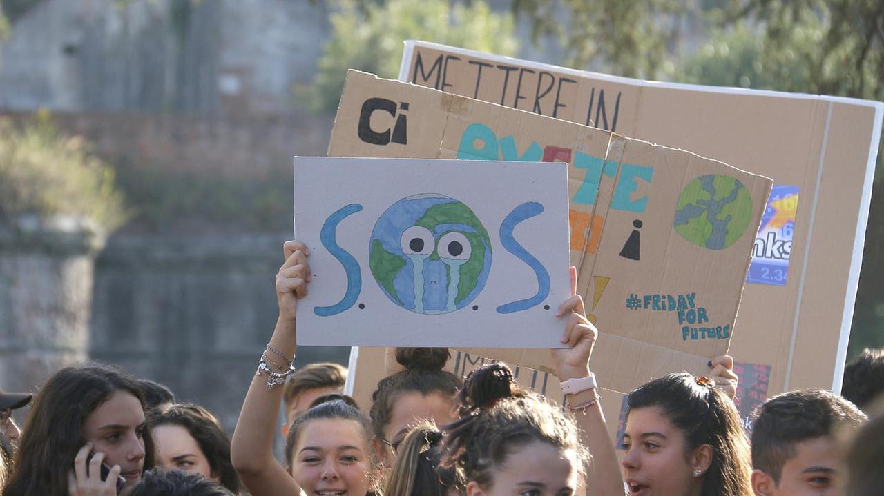 Studenti e striscioni per l'ambiente venerdì 27 settembre 2019 nelle strade di Pisa