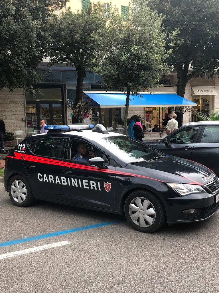 Una pattuglia dei carabinieri fuori dalla gelateria di viale Verdi