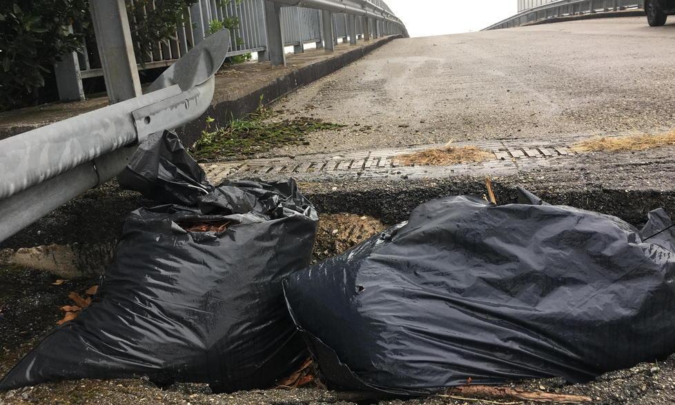 I sacchi piazzati per coprire la buca