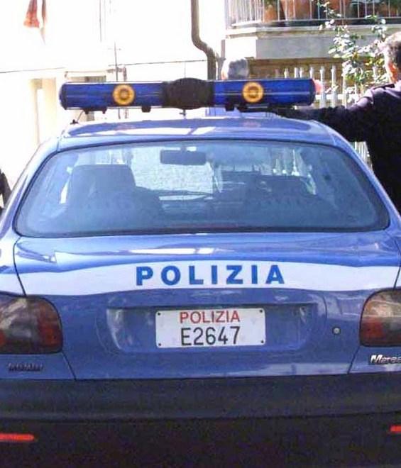 Tenta rapina in un’edicola, arriva gente, si spaventa e fugge