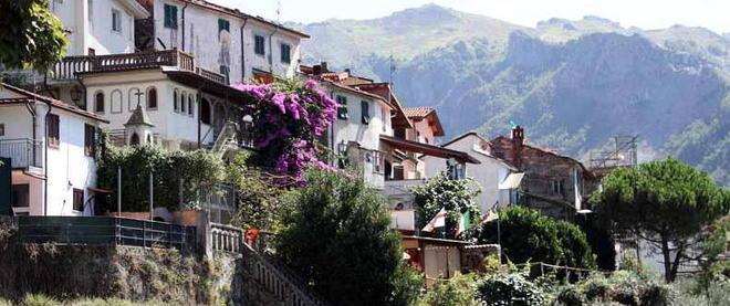 Scopre due ladri in giardino Ma loro non scappano, entrano 