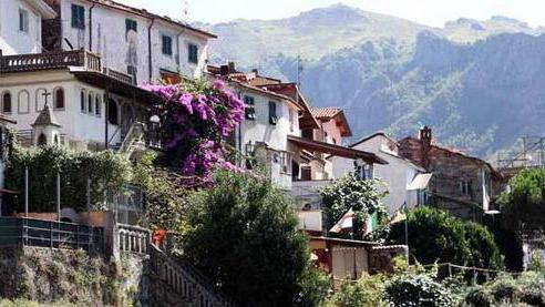 Scopre due ladri in giardino Ma loro non scappano, entrano