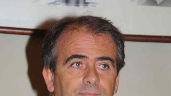 Operai al nero sul palco di Giorgia