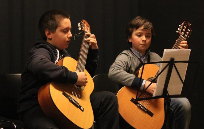 Due giovanissimi talenti con la chitarra 