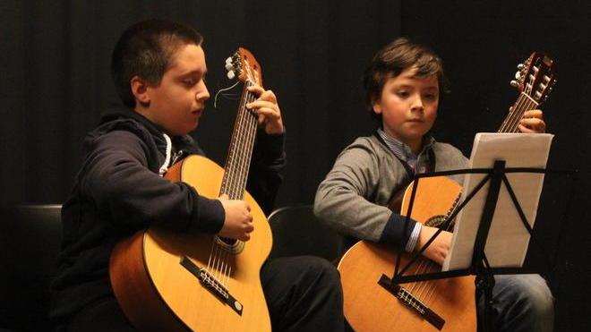 Due giovanissimi talenti con la chitarra
