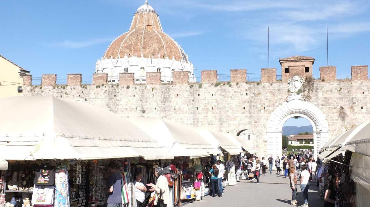 Le bancarelle in piazza Manin a Pisa